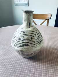 Piekny jasny, ceramiczny wazon jak zara home w klimacie boho