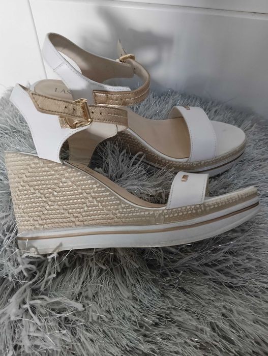 Sandały na koturnie lasocki