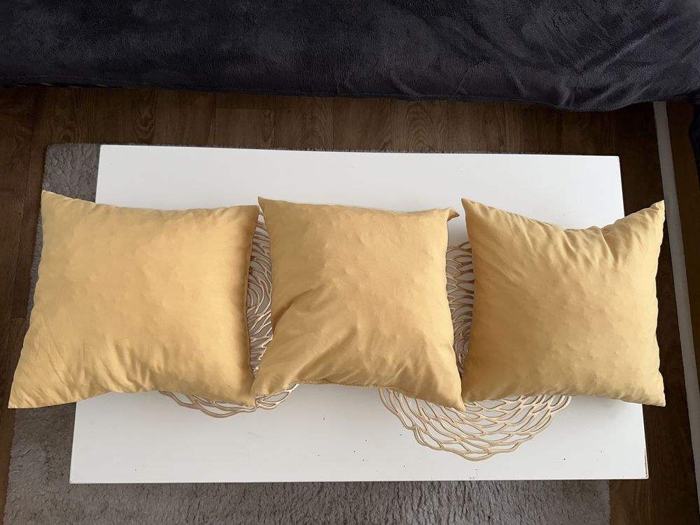 Trzy żółte poduszki