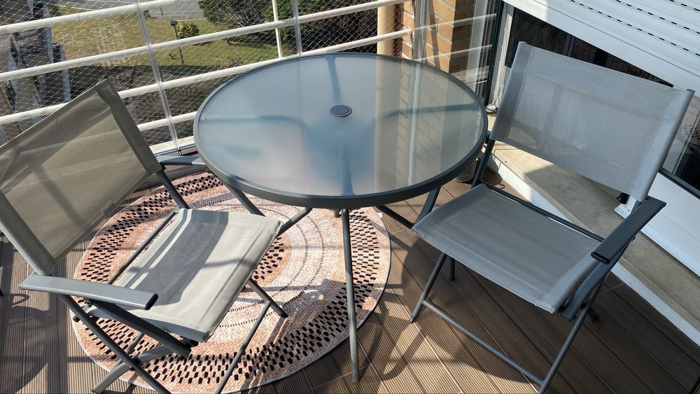 Mesa com tampo em vidro com 2 cadeiras
