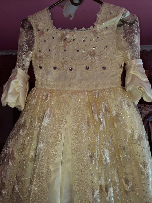 Продам гарну святкову сукню