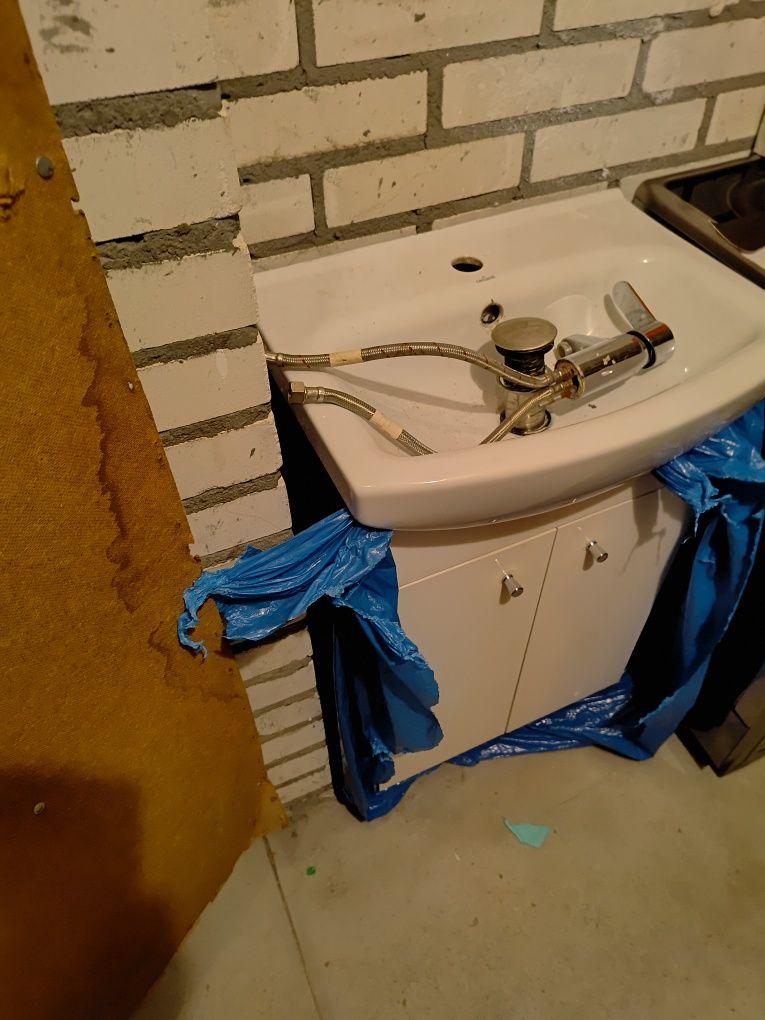 Szafka pod umywalkę wraz z umywalka i bateria