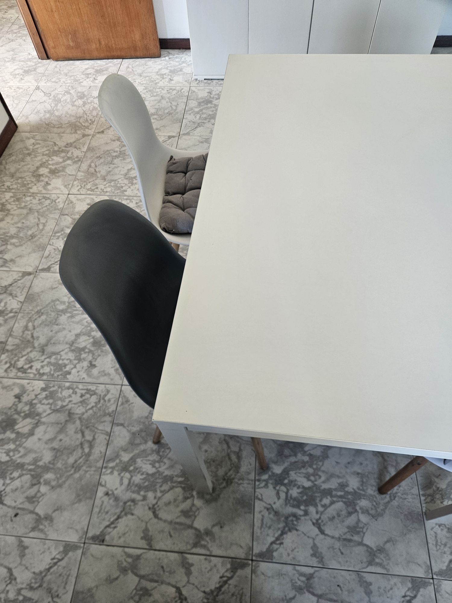 Mesa de cozinha extensível e cadeiras