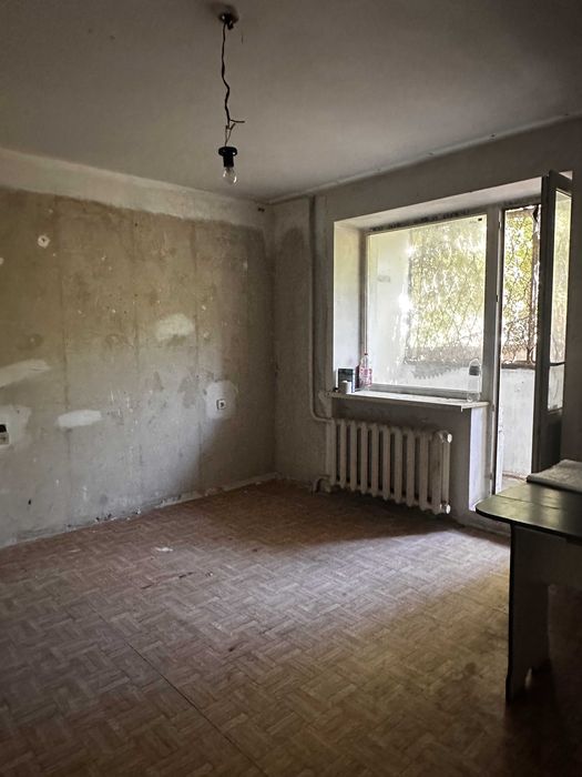 Однокомнатная под ремонт первый этаж Королева Левитана Киевский