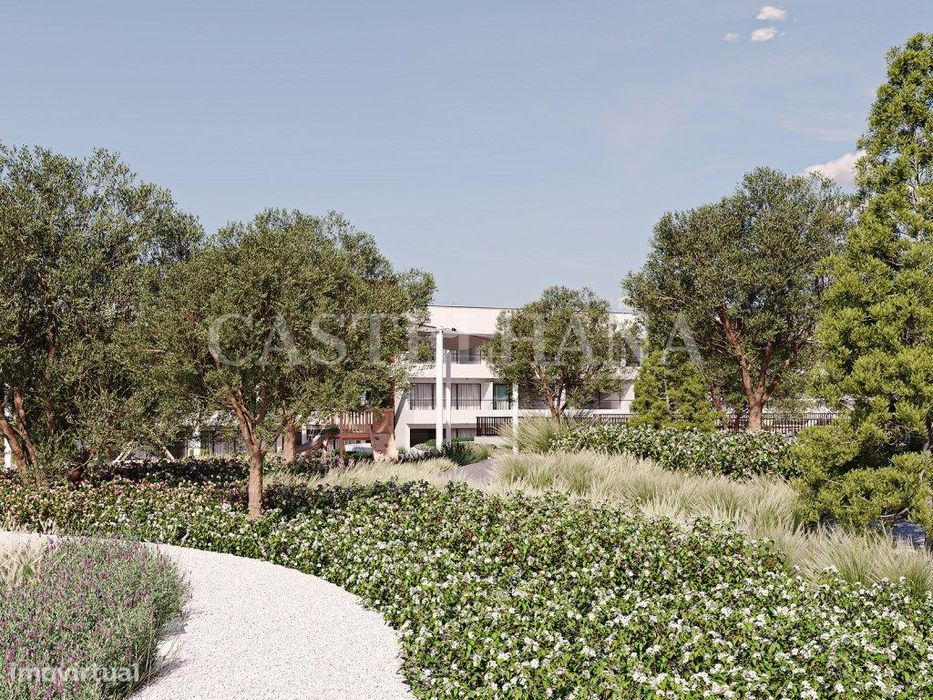 Apartamento T0 com jardim, junto à praia, no Carvoeiro, Algarve