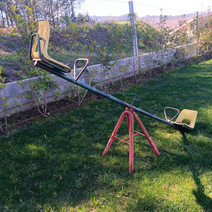 Baloiço antigo de jardim para crianças