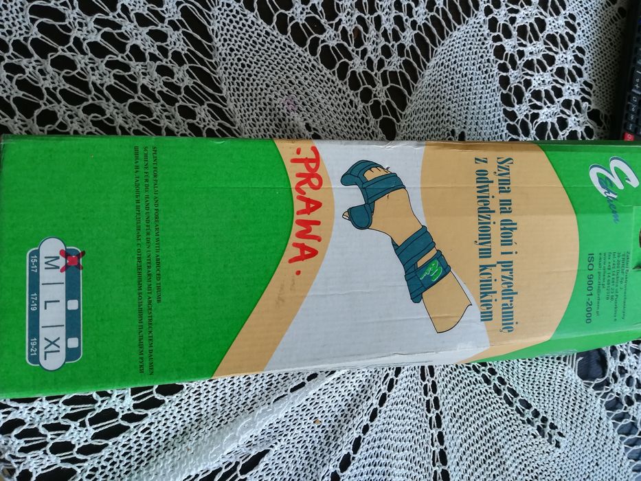 Szyna na dło; i przedramię z odwiedzionymi kciukiem prawa