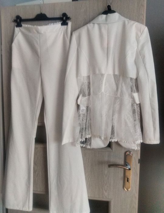 Nowy z metką elegancki garnitur damski z dodatkiem koronki