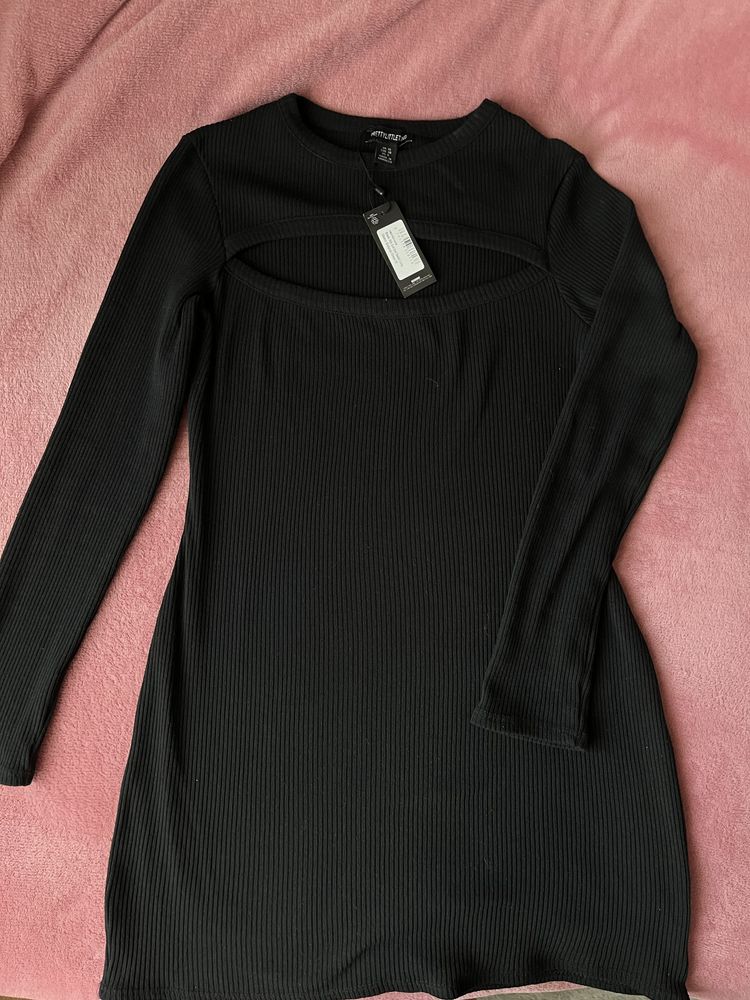 Продам чорна міні сукня з вирізом, в рубчик.