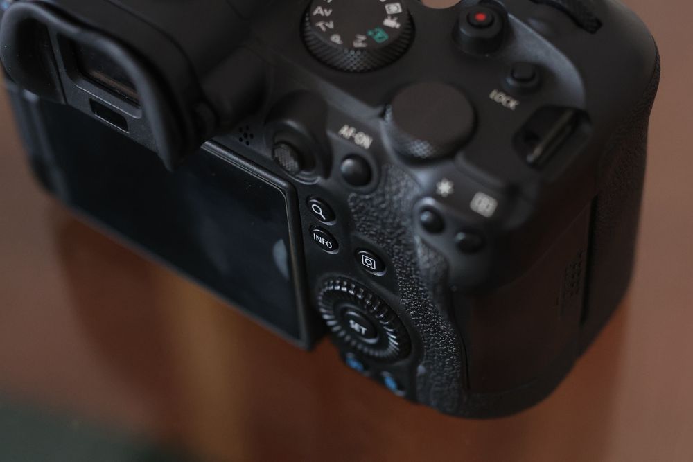 Canon R6 MK I usada com caixa