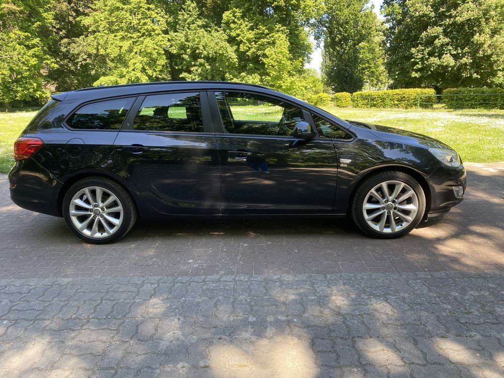 Opel Astra J rok 2012 kombi zarejestrowana