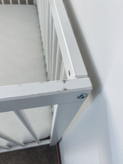Łóżeczko dziecięce drewniane Mokee białe 120 x 60 + materac Fiki Miki