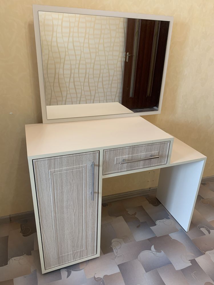 Продам туалетний столик