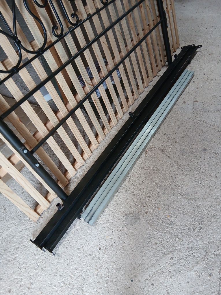 Cama de ferro com floral