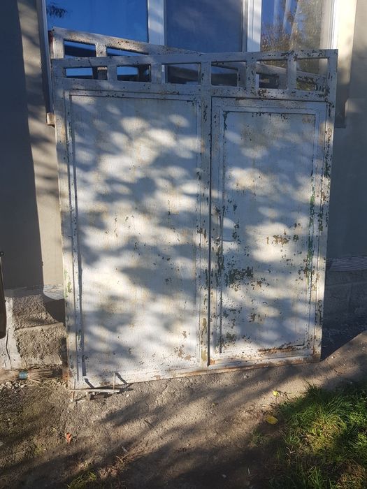 Двустворчатые металлические ворота с калиткой