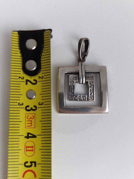 Srebrna zawieszka w kształcie kwadratów
