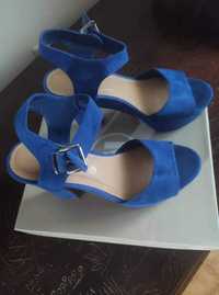 Sapatos salto alto azuis
