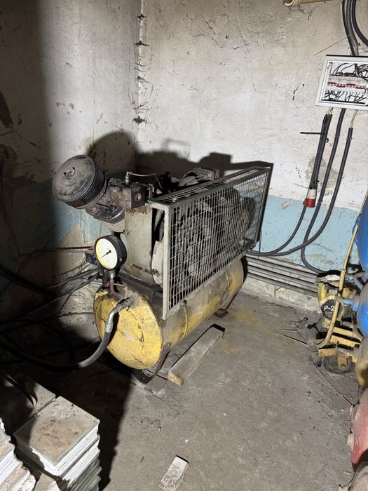 Компресор повітряний двоциліндровий катерпілер