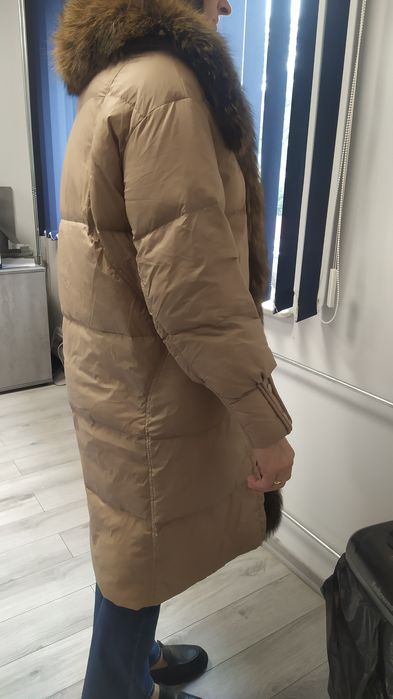 Beżowy plaszcz zimowy obszyty lisem