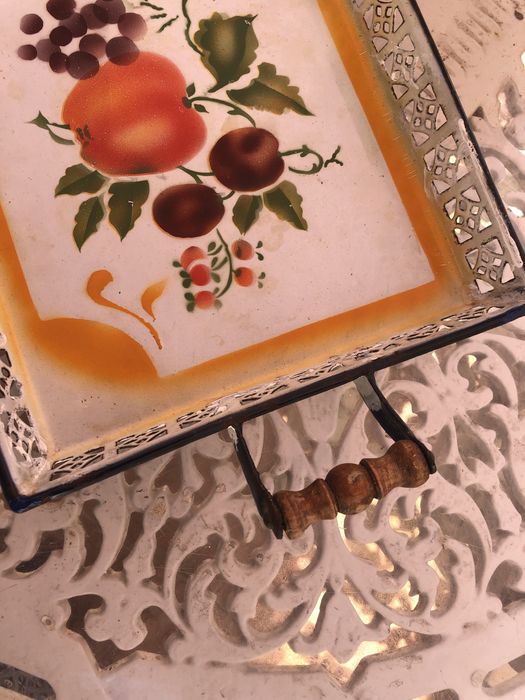 Tabuleiro Antigo em esmalte com asas de madeira