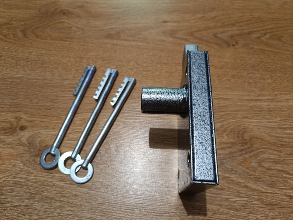 Гаражный замок 1 Ригельный крючок с направляющей