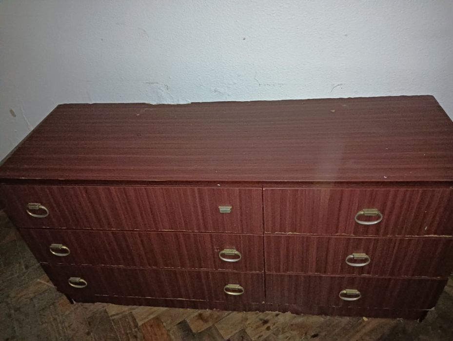 Comoda com algumas marcas de uso