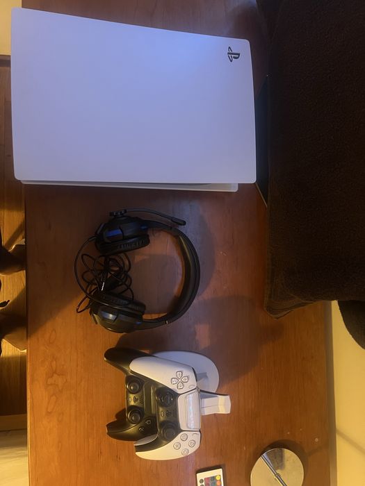 Ps5 500 Gb 2 comando + torre de carregar + headset + jogo de Batman