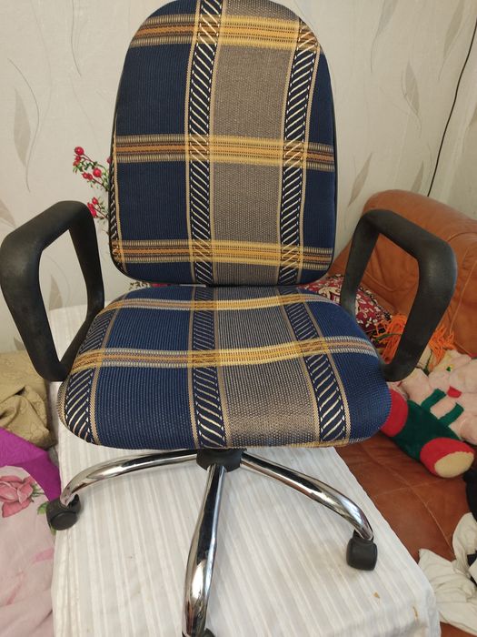 Крісла офісні на колесиках.