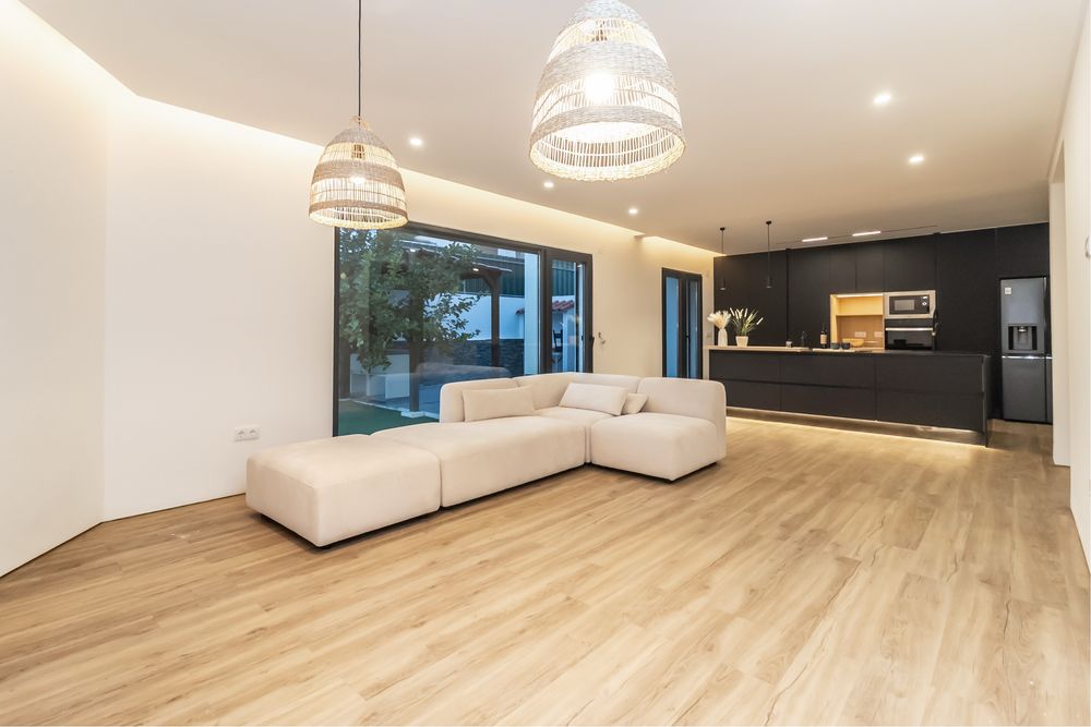 Moradia T4 nova com Jacuzzi, jardim privado e acabamentos de luxo