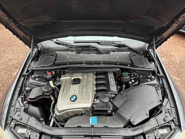 BMW Seria 3 330i sedan 4 sztuki w ofercie z Szwajcarii