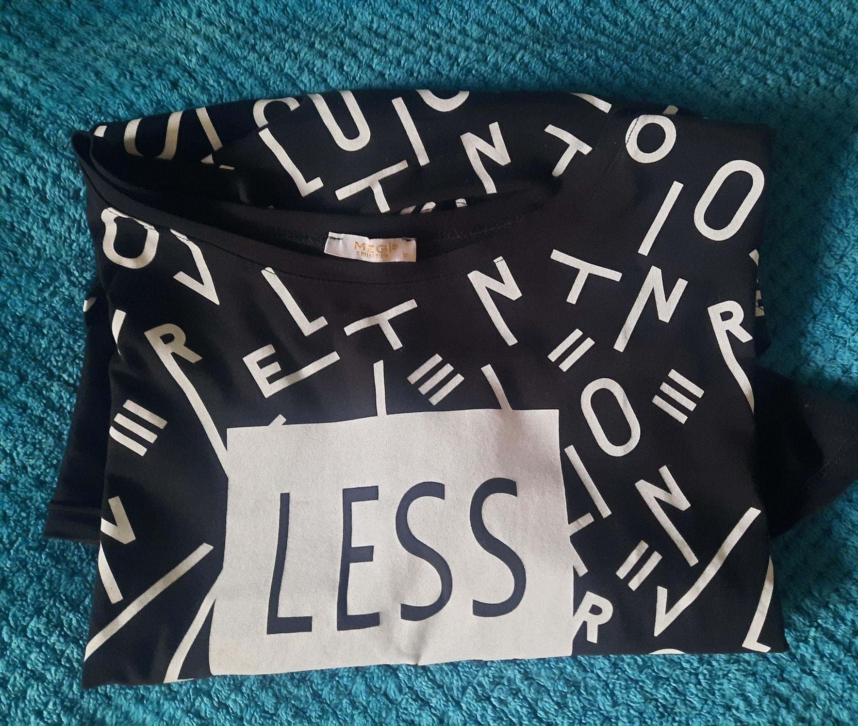 Czarna tunika Megi z napisem "Less Talk" rizmiar Uni