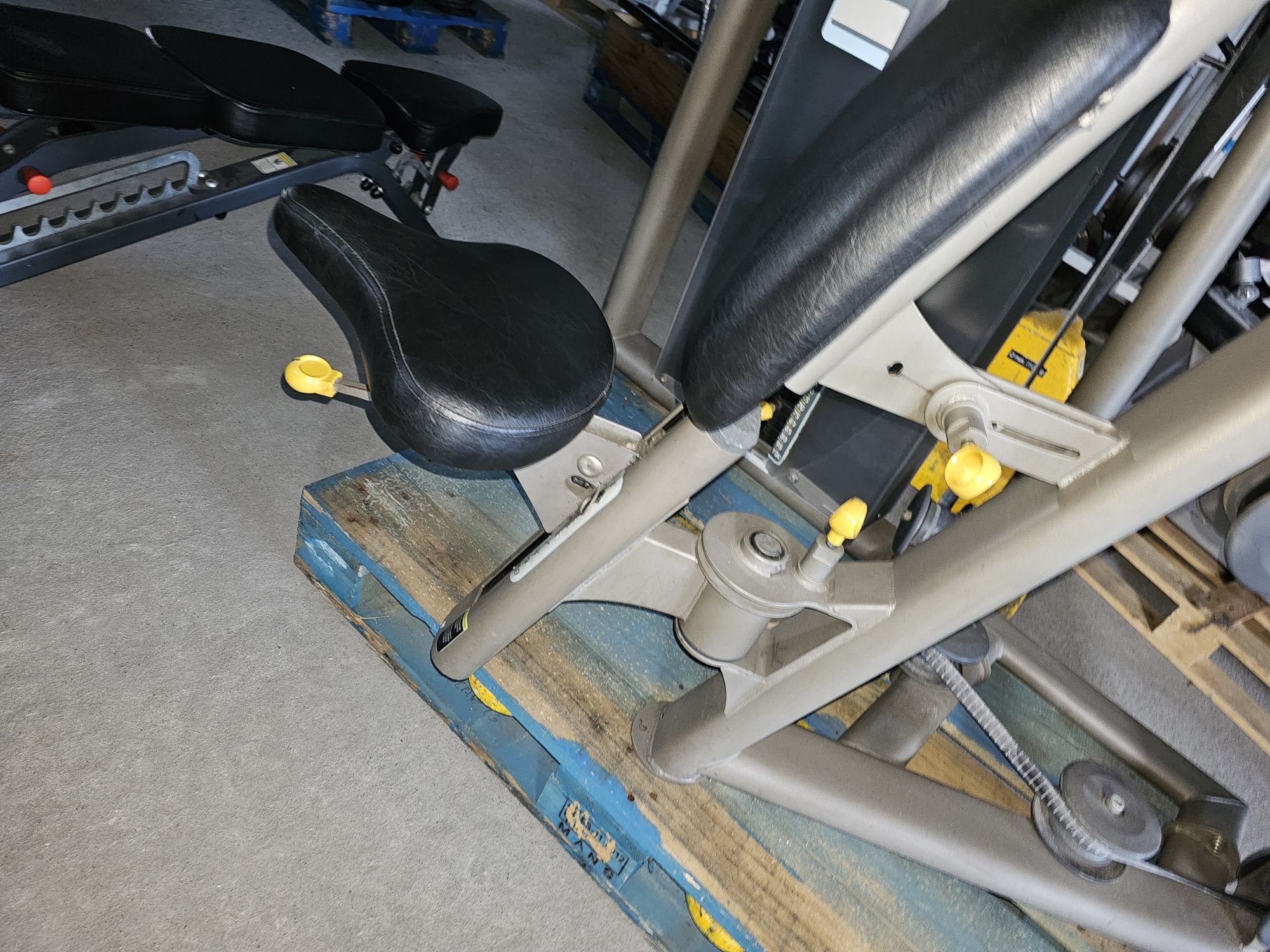 Maszyna na plecy tricepsy SEATED LAT PULLDOWN pulse technogym hes olym