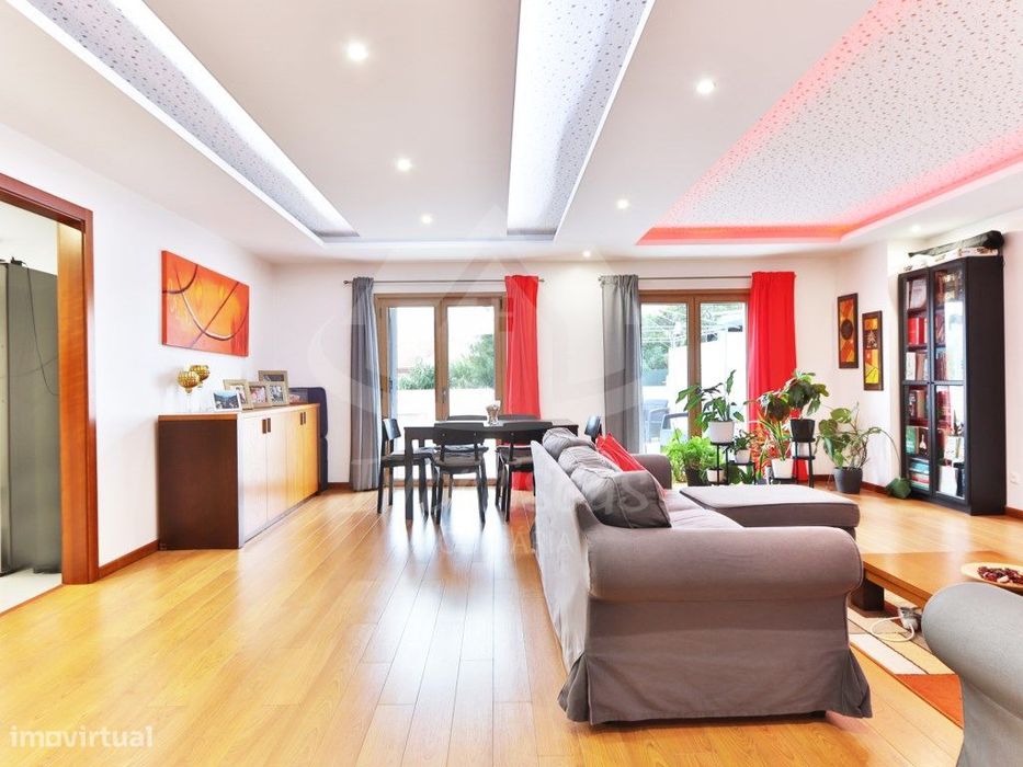 Apartamento T4 com terraço, em São Julião do Tojal.