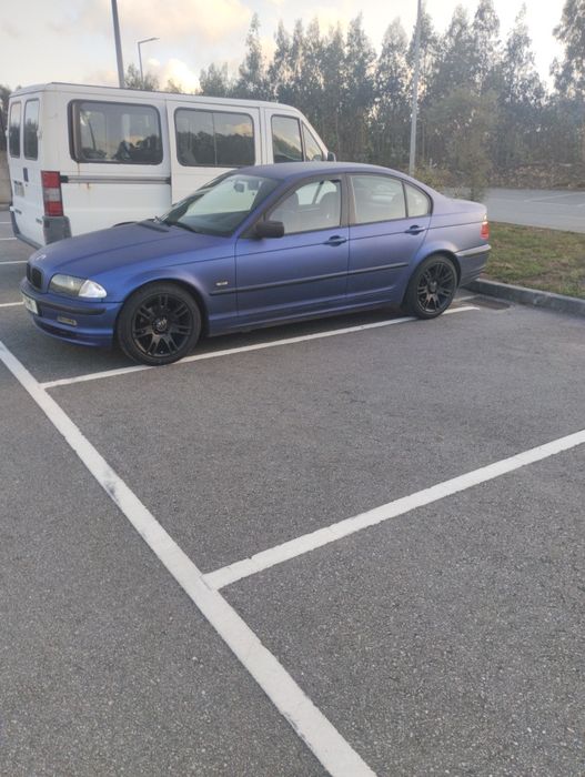 BMW 320D azul elétrico