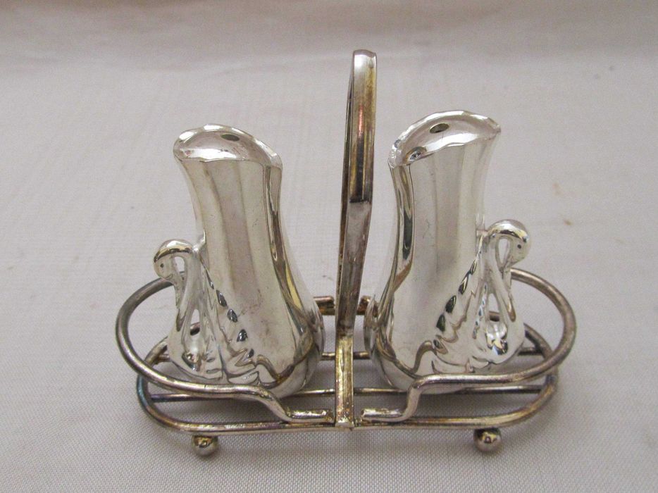 Старі німецькі прибори для спецій.