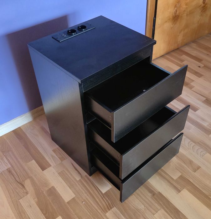 Nowoczesny stolik nocny z funkcją ładowania USB i gniazdkiem