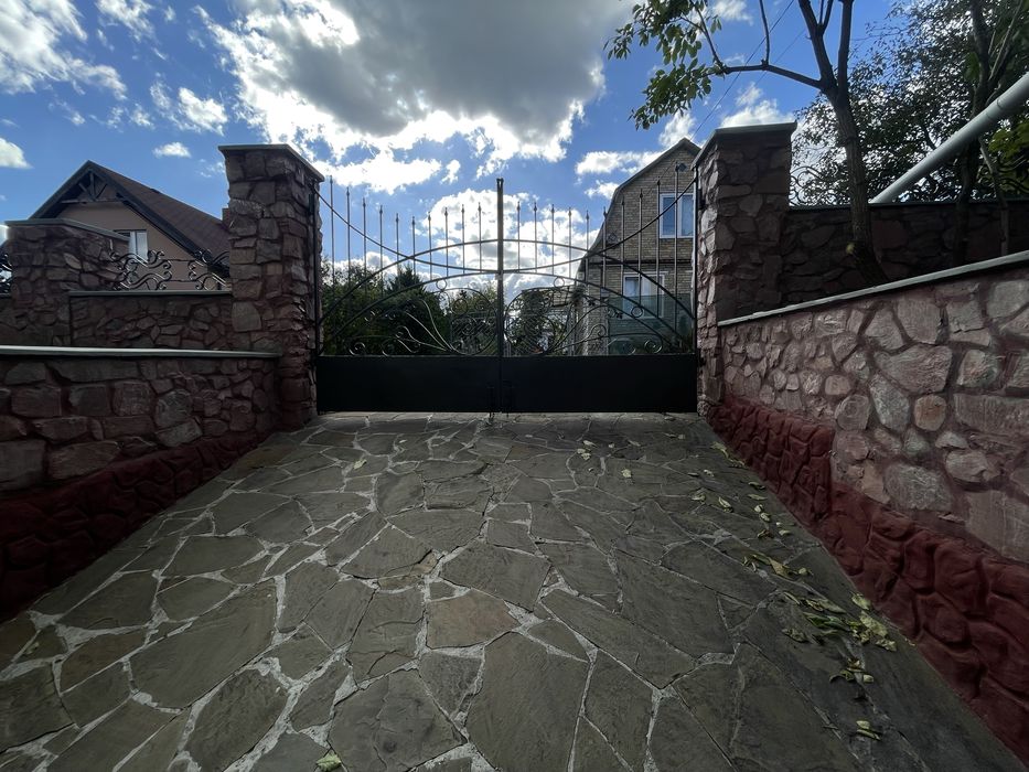 Продається 3 поверховий будинок,Михайлівка-Рубежівка,вул.Приозерна, 4.