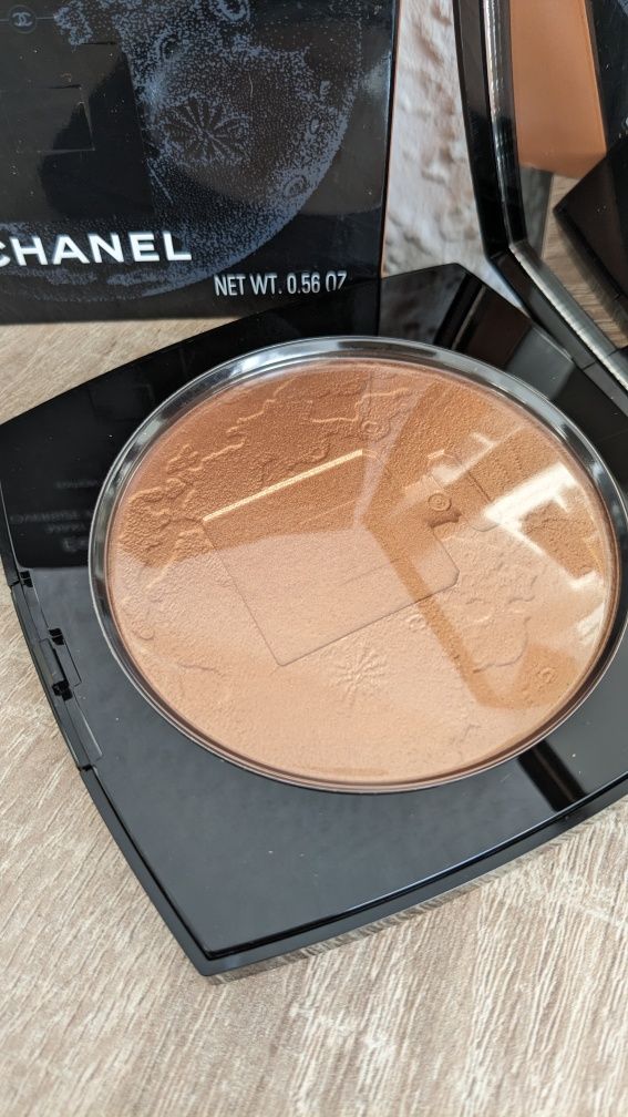 CHANEL Rozświetlający Puder Do Twarzy W Wersji Maxi
ÉCLAT LUNAIRE
Rozś