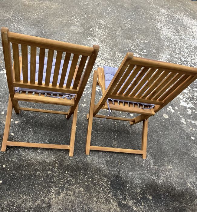 2 cadeiras e 1 mesa para exterior de madeira