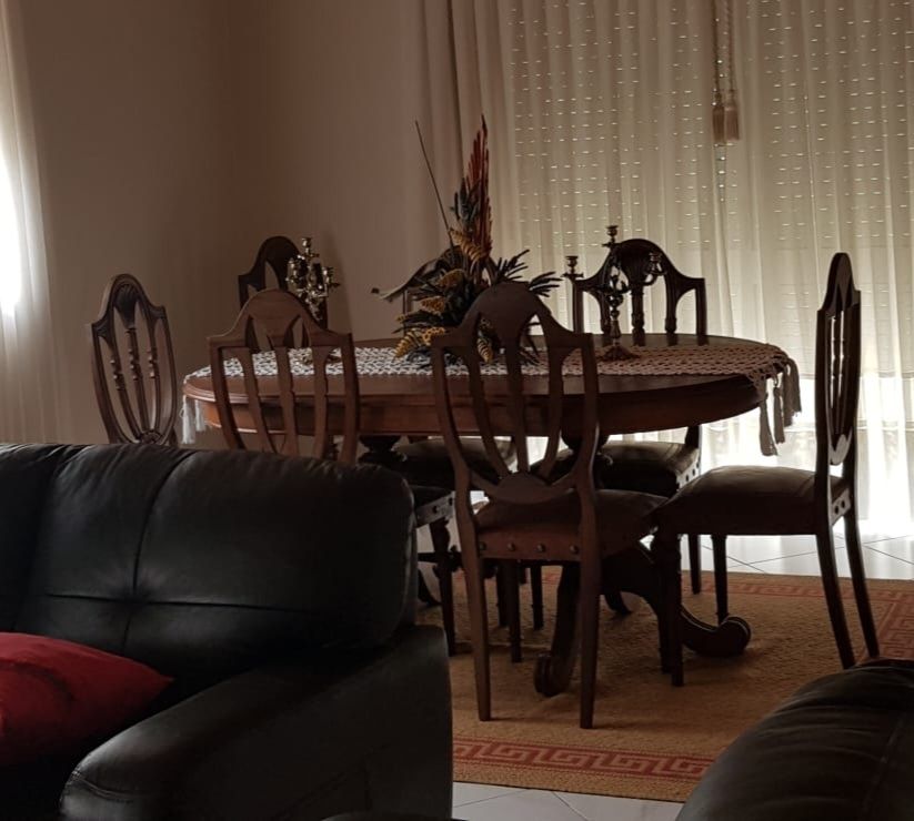 Mesa de sala com 8 cadeiras