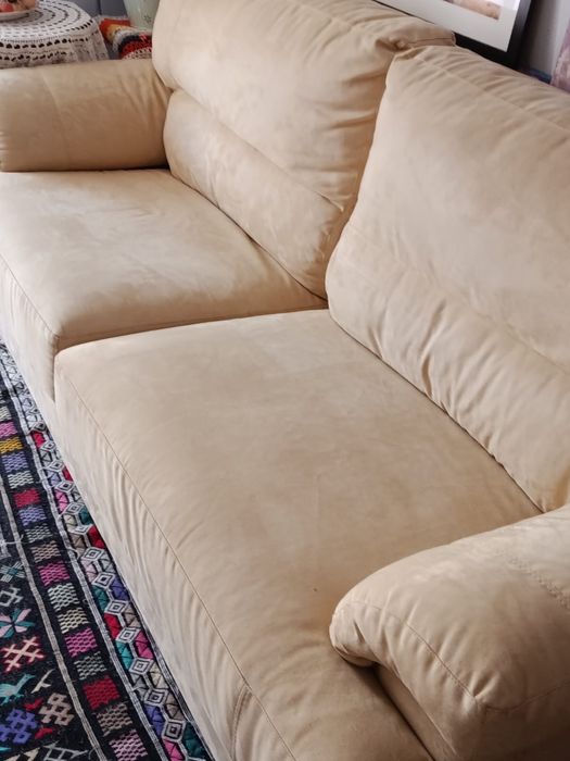 Sofá bege em camurça sintética – 2 lugares grandes