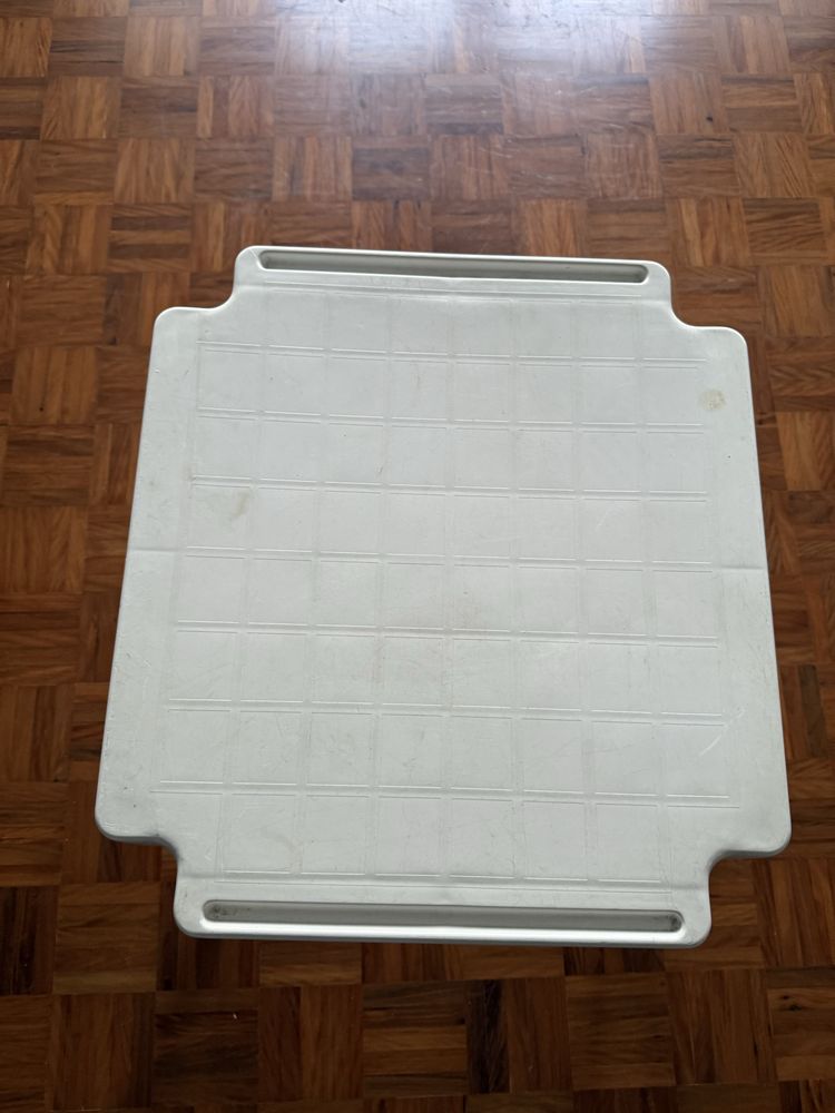 Mesinha de plastico