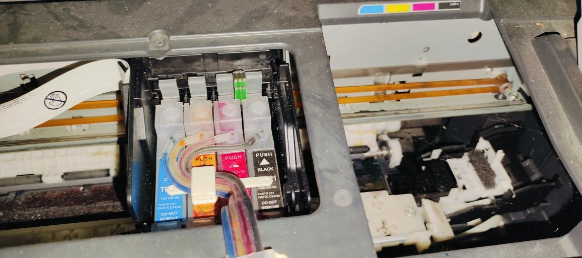Принтер Epson cx4300 з СМПЧ.

Довго стояв пару років, без шнурів, не