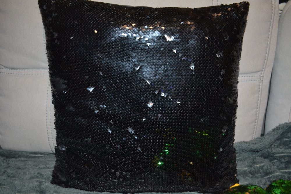 Подушка и игрушка с пайетками-перевёртышами.