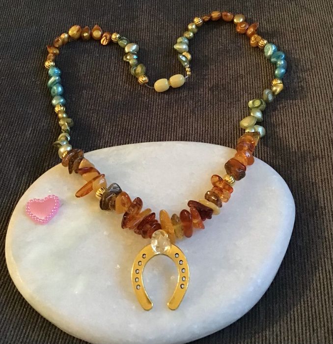 Naszyjnik z podkowá, naturalne kamienie