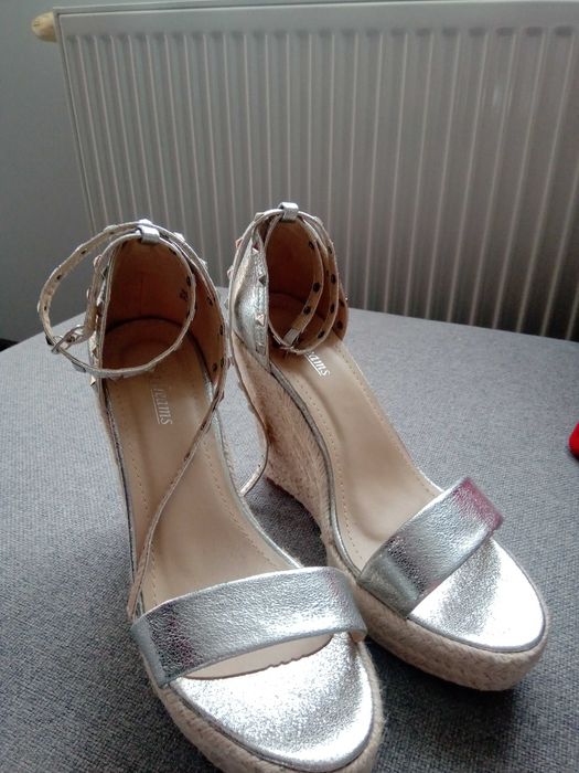 Letnie sandały na koturnie