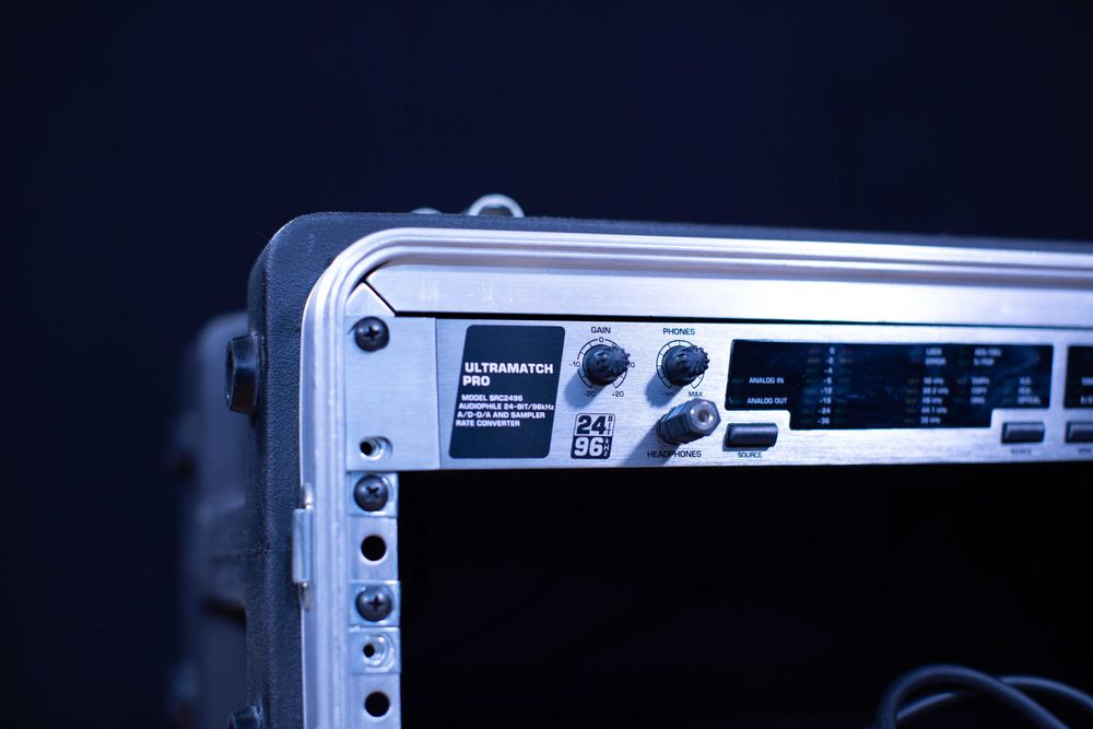 Behringer Ultramatch Pro SRC249 + SKB Roto Rack