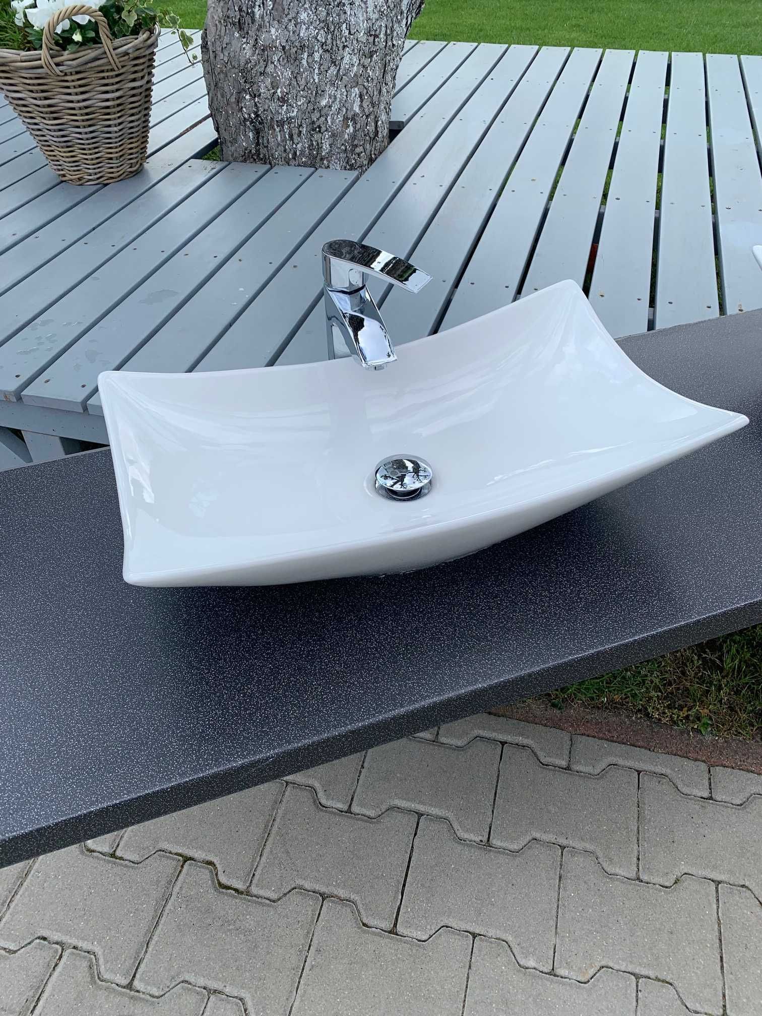 Dwie umywalki nablatowe Bathco wraz z bateriami Omnires Murray