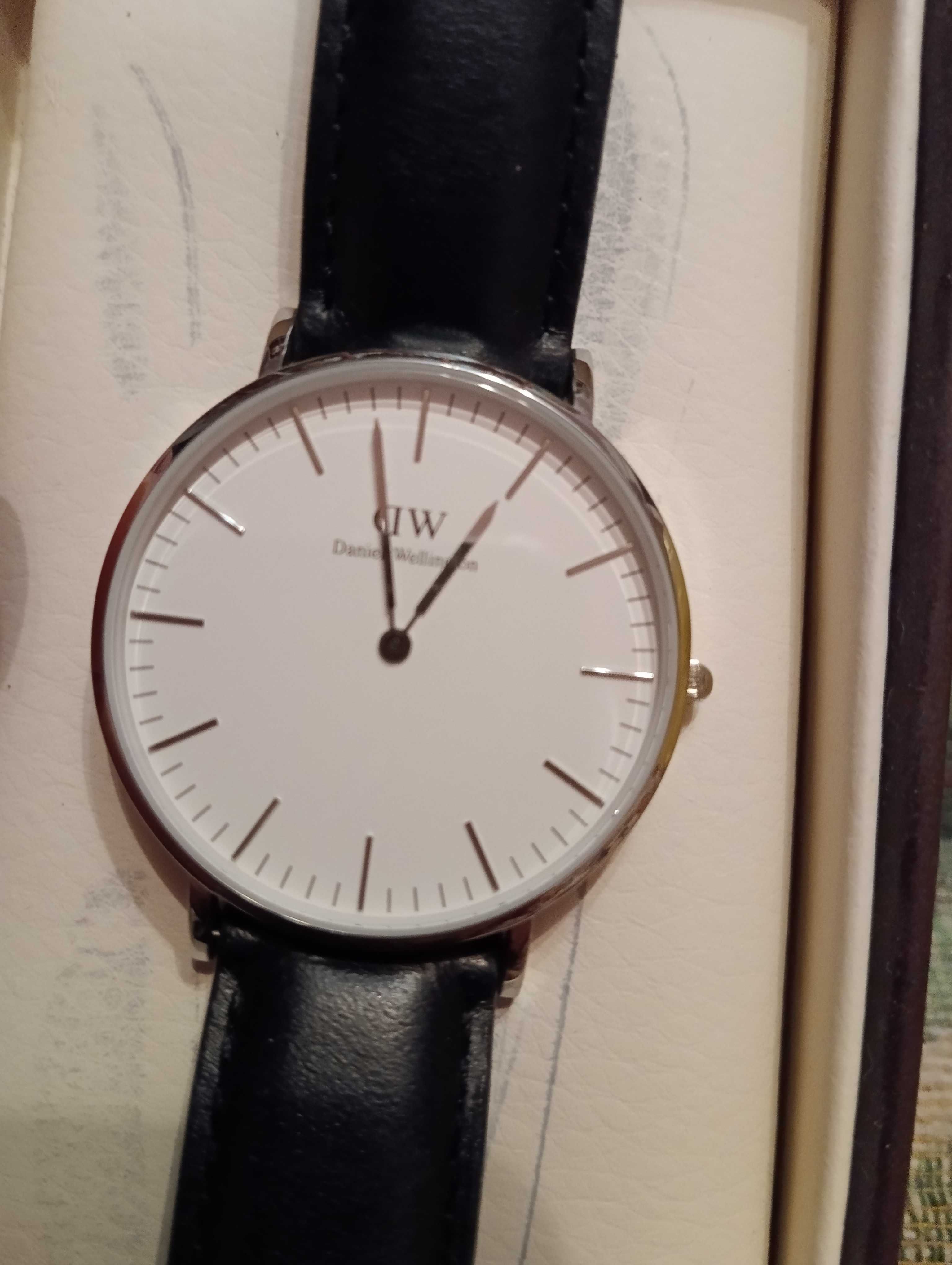 Часы  унисекс Daniel Wellington диаметр 40 см.