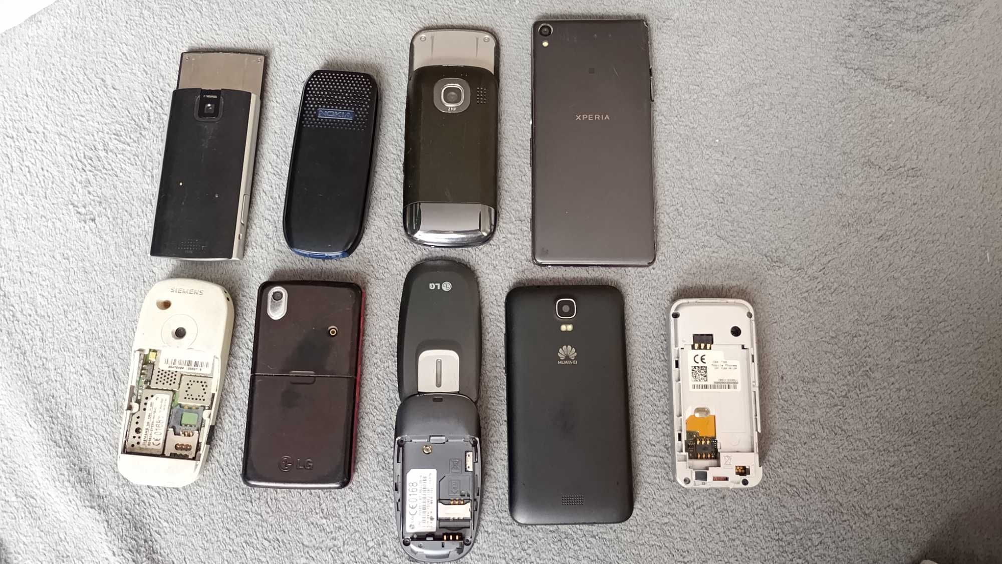 Zestaw uszkodzonych telefonów